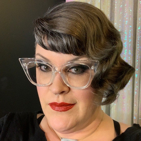 Meet your Posher, Hillary - Picture 3 of 3